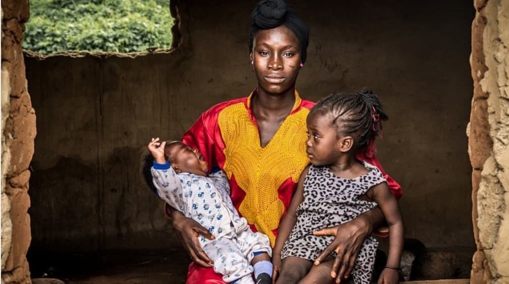Raising a child out of wedlock: is it really easy?